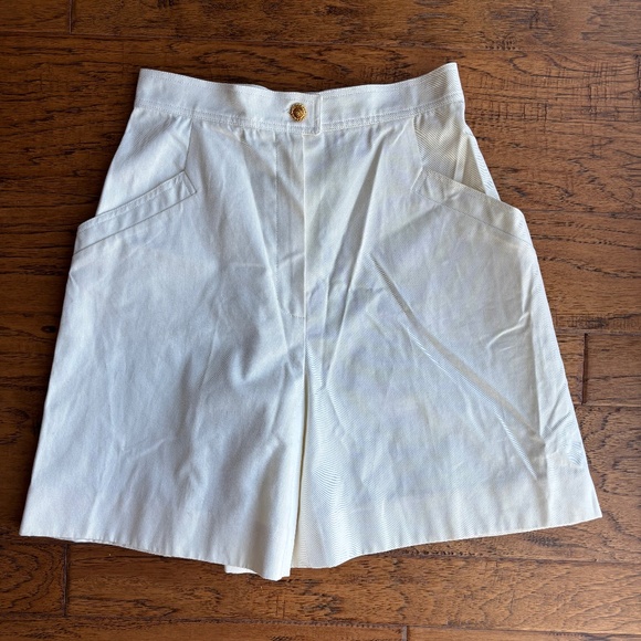 Chanel boutique white shorts vintage small